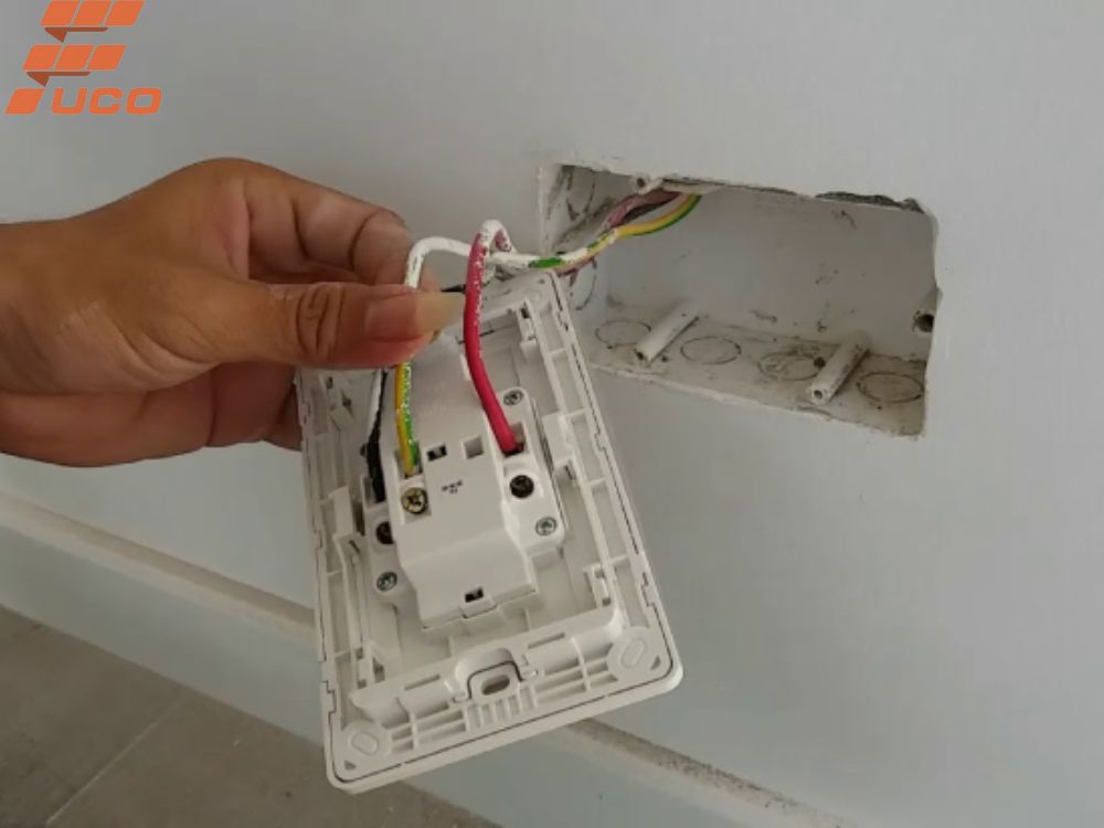 Lỗi khi lắp tủ điện âm tường